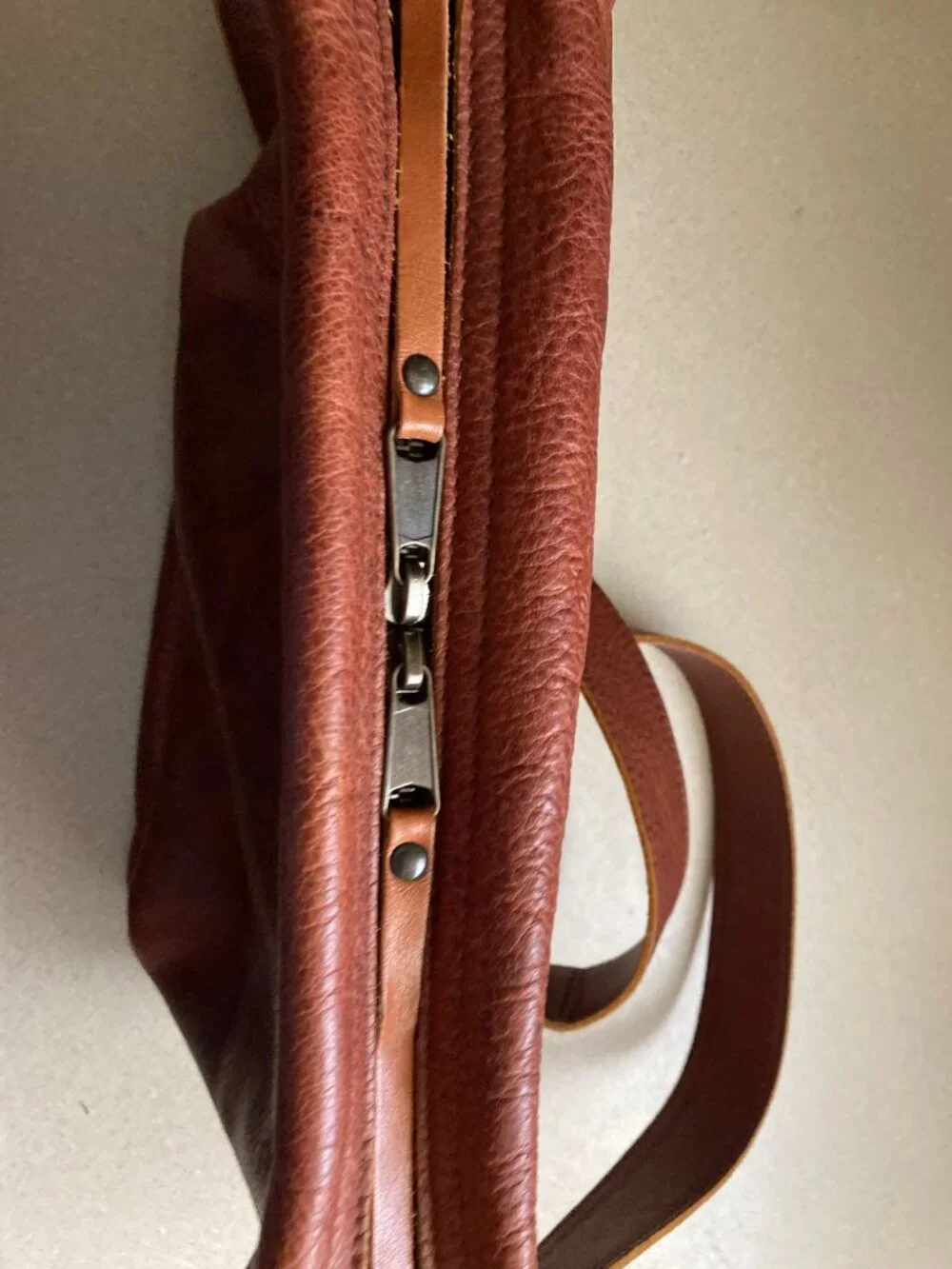 Love 41 Love41 Saddleback Leather London Sling SMALL Bull Dog Tan RARE!!! - Picture 4 of 12